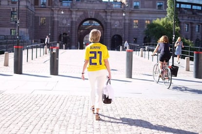 La ministra sueca luce la camiseta del jugador Jimmy Durmaz.