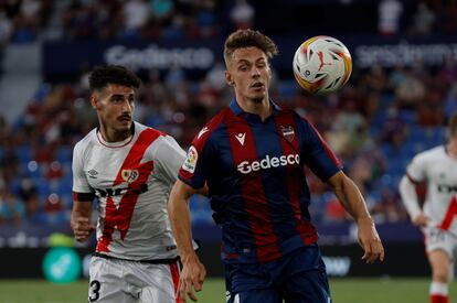 Dani Gómez (d) y Óscar Valentín, en una acción del partido.
