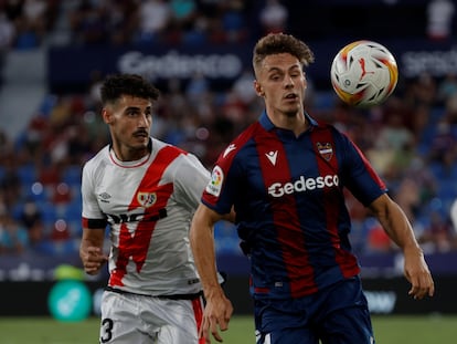 Dani Gómez (d) y Óscar Valentín, en una acción del partido.