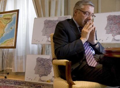 José Blanco, en su despacho del Ministerio de Fomento en un momento de la entrevista, realizada el pasado Viernes Santo.