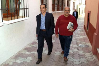 El alcalde en funciones de Marbella, Tomás Reñones (izqda.), a su llegada hoy al Ayuntamiento.