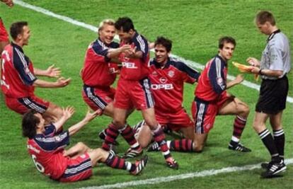 Los jugadores del Bayern Múnich celebran un gol en presencia de un árbitro alemán.