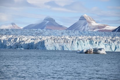 El estrecho de Fram es una de las pocas puertas abiertas al Ártico a las que llegan las aguas del Atlántico. En la imagen, uno de sus costados, las islas Svalbard.