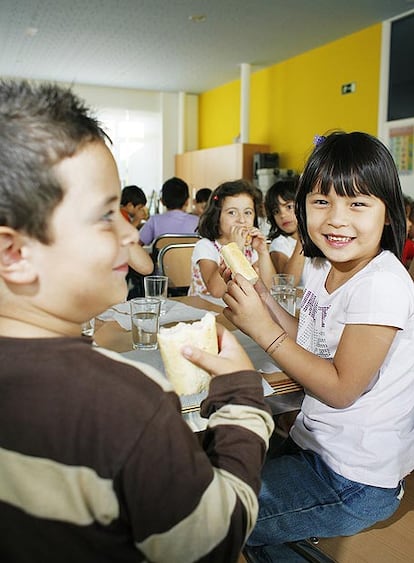 Alumnos de la escuela infantil de Milladoiro (Ames) merendando, ayer, en el centro.