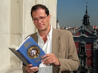 El escritor Pedro Jesús Fernández, cuando presentó en Madrid, en junio de 2000, su segunda novela, 'Tela de juicio'.