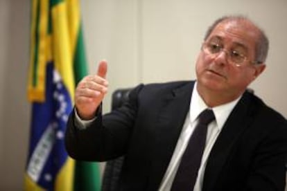 El ministro de Comunicaciones de Brasil, Paulo Bernardo Silva, habla en una rueda de prensa con corresponsales extranjeros en Brasilia, Brasil.