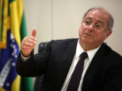 El ministro de Comunicaciones de Brasil, Paulo Bernardo Silva, habla en una rueda de prensa con corresponsales extranjeros en Brasilia, Brasil.