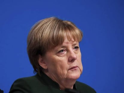 A chanceler alemã Angela Merkel levanta seu cartão de votação durante o Congresso Federal da CDU, em Essen.