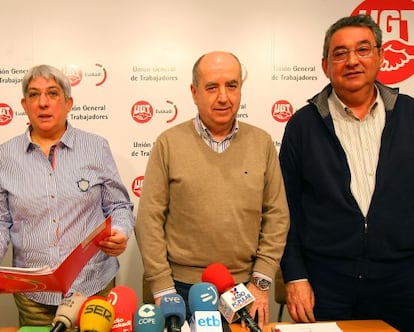 Arza, entre Ferrer y la secretaria de Acción Sindical de UGT Euskadi, Maribel Ballesteros, en su comprecencia en Bilbao.