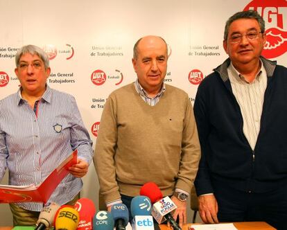 Arza, entre Ferrer y la secretaria de Acción Sindical de UGT Euskadi, Maribel Ballesteros, en su comprecencia en Bilbao.