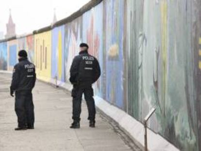 Dos policías vigilan la East Side Gallery, la galería de arte al aire libre perteneciente al Muro de Berlín, Alemania. EFE/Archivo