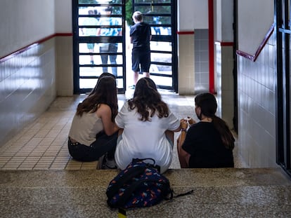 Alumnos del instituto público Berenguer Dalmau, en Catarroja, Valencia, este miércoles.