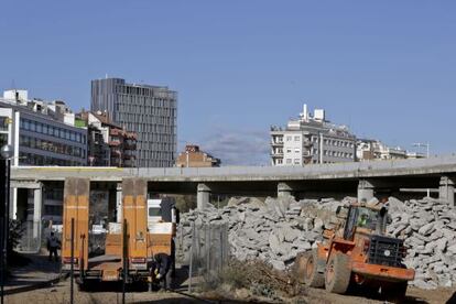 Control Demeter realiza el derribo de la plaza de las Glorias en Barcelona