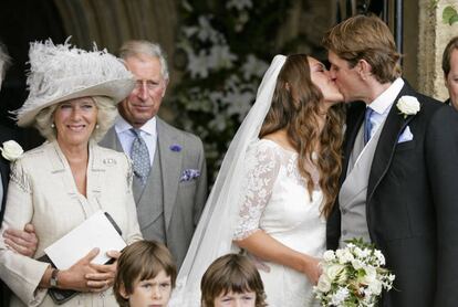 Ben Elliot y Mary-Calre Winwood se besan en su boda en 2010, con la presencia de Camilla Parker Bowles y el príncipe Carlos.