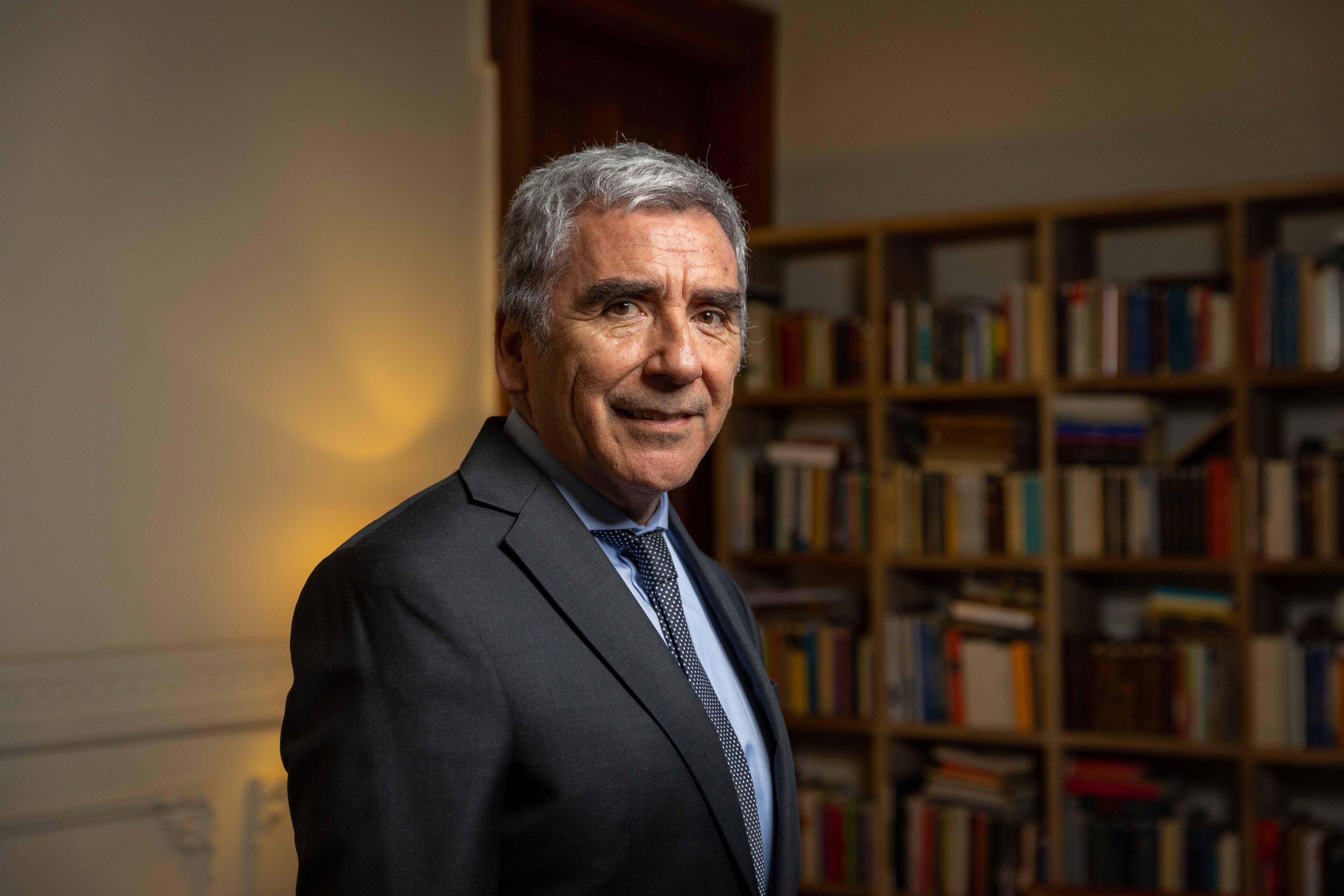 Carlos Peña en la Casa central de la universidad en Santiago de Chile.