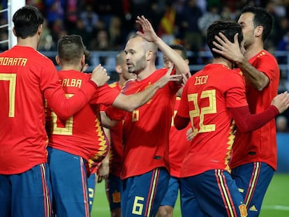 La selección española celebra un gol