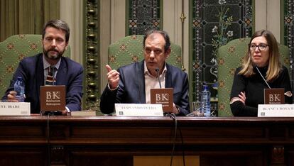 Fernando Rueda, el coautor del libro, en el centro de la imagen durante la presentación del libro `Yo confieso: 45 años de espía´, en Bilbao.