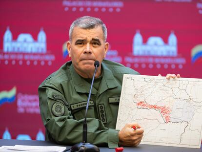 El ministro de Defensa de Venezuela, Vladimir Padrino López, resalta en un mapa la zona donde han proliferado las minas.