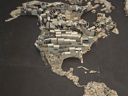Fragmento del tríptico<i> WWW (World Map)</i> (2008), del artista brasileño Vik Muniz.