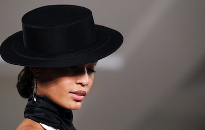 Una modelo presenta la creación de Ralph Lauren para primavera verano 2013. El desfile ha estado marcado por la presencia de elementos marcadamente hispanos, como sombreros de aire cordobés o trajes de inspiración taurina.
