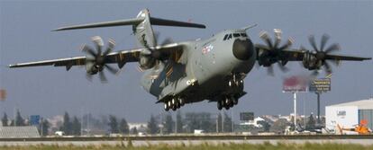 El avión de transporte militar A400M despega del aeropuerto sevillano de San Pablo en su vuelo inaugural.