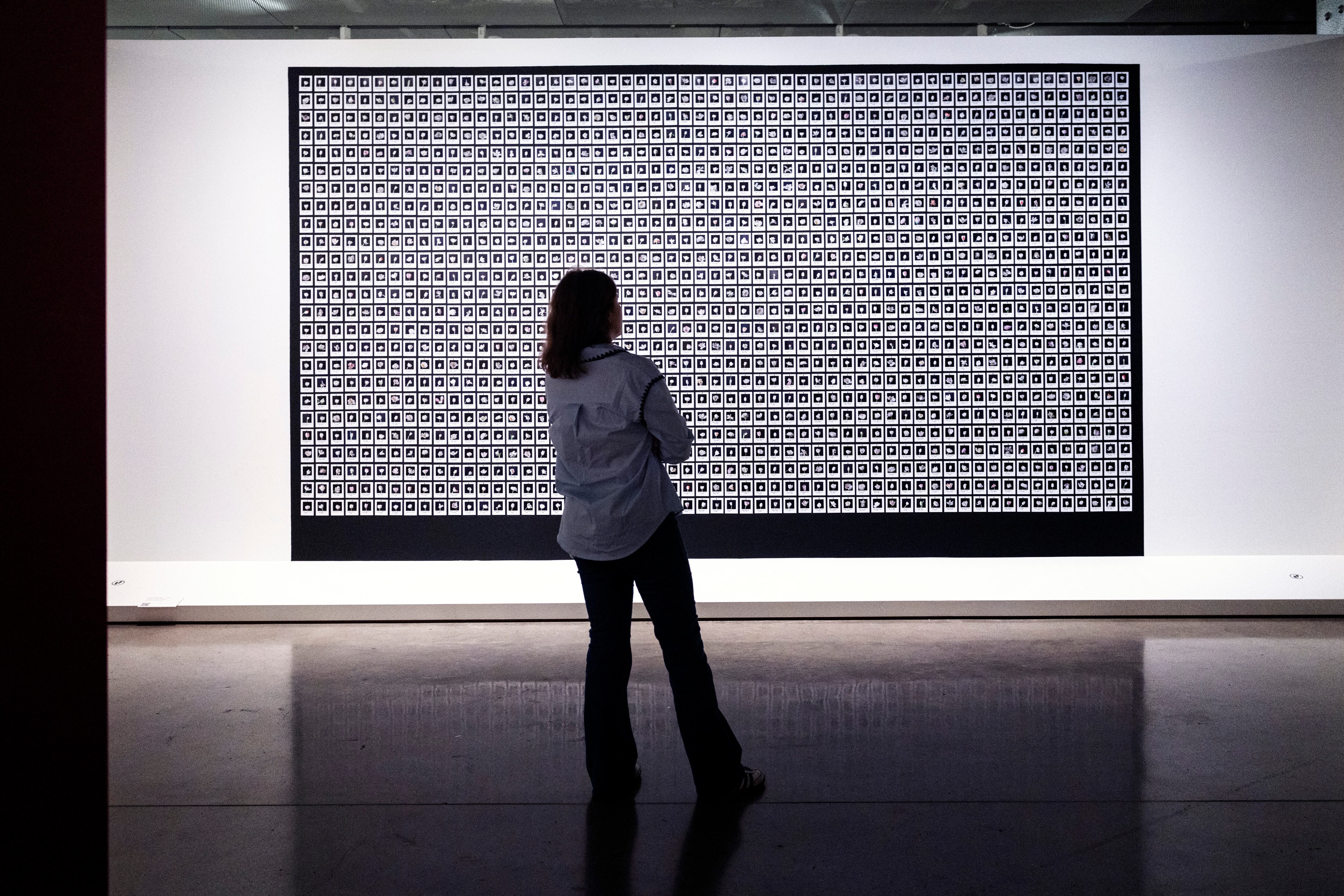 Una mujer observa la obra ' Myriad' en 'El sueño de la razón. Del Siglo de las Luces a la inteligencia artificial', en Fundación Telefónica.