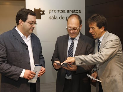 El director del centro de la UNED en Bergara, Juan José Álvarez (a la derecha), presentó los cursos de verano junto a su director, Amador Fernández (izquierda), y Mikel Irizar, representante de Kutxa.