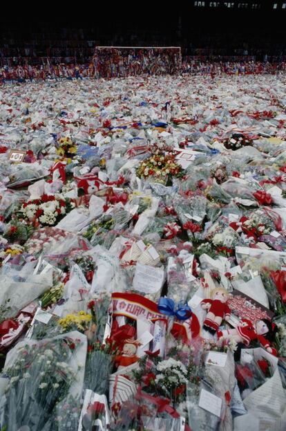 El estadio de Anfield, el día después de la tragedia, cubierto de flores en recuerdo de los 96 fallecidos