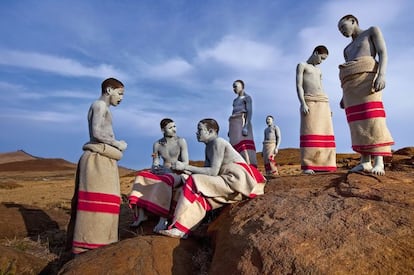 Cubiertos con vestimentas ceremoniales y pintados con arcilla, los adolescentes de la tribu xhosa, en Sudáfrica, permanecen apartados durante las semanas que dura el ulwaluko. El ritual de circuncisión marca su transición a la edad adulta. Esta tradición es polémica porque se ha relacionado con casos de contagio de VIH cuando han utilizado la misma cuchilla en varios jóvenes. Aun así, muchos continúan con la tradición de sus antepasados.