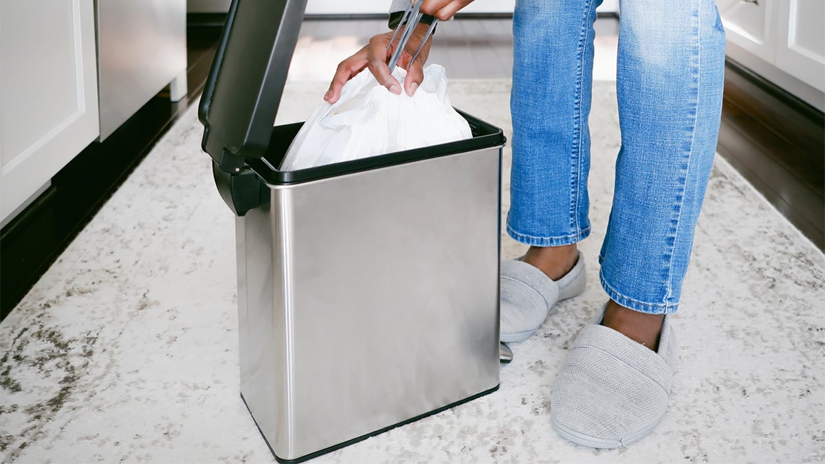 Este cubo de basura compacto es el favorito para cocinas pequeñas y sorprende por su capacidad de 40 litros