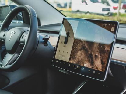 Interior de un coche de Tesla con pantalla