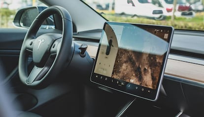 Interior de un coche de Tesla con pantalla