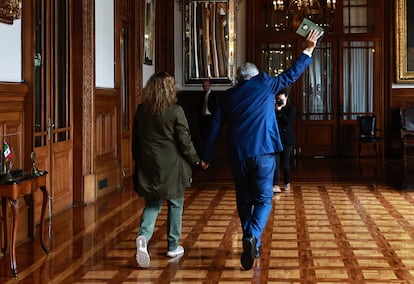 El presidente de México, Andrés Manuel López Obrador, se despide acompañado de su esposa, Beatriz Gutiérrez Muller, después de develar su retrato este lunes, en el Palacio Nacional en Ciudad de México.