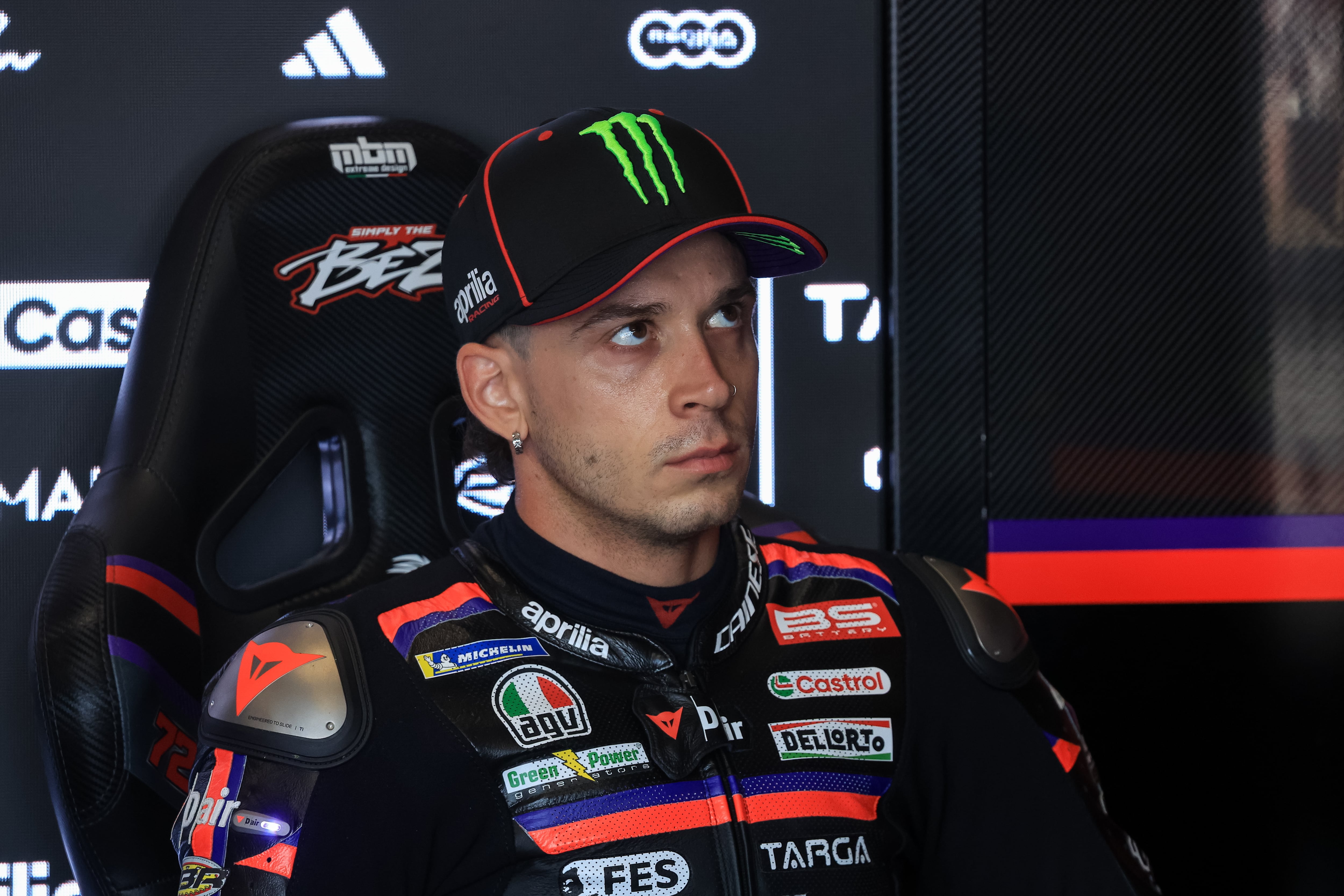 La peor sprint de Marco Bezzechi: el líder de MotoGP pierde los papeles tras una caída, golpea a un comisario y no correrá este domingo