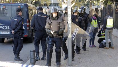 La delegada del Gobierno en Madrid, Concepción Dancausa, sigue desde la Jefatura Superior de Policía el dispositivo, en el que han participado equipos de los agentes de la UIP, unidades caninas, UPR, grupos de operaciones de intervención técnica y técnicos de extranjería, entre otros.