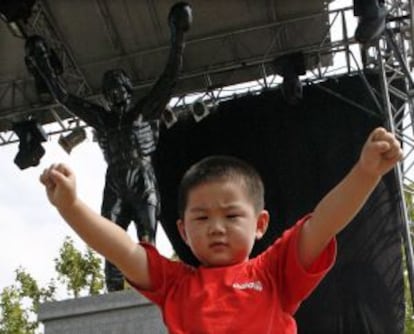 Un niño emulando a Rocky Balboa en Žitište, Serbia.