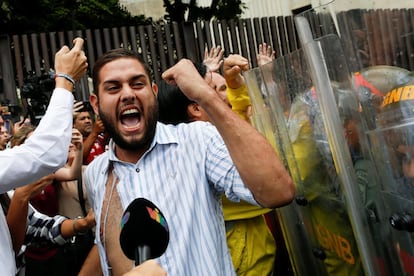 Juan Requesens (c), diputado de la opisición venezolana, protesta frente al Tribunal Supremo de Justicia en Caracas.