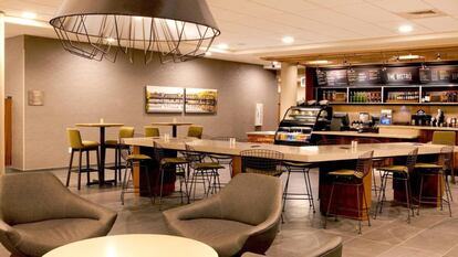 Interior del hotel Courtyard by Marriott Yonkers, en Nueva York.