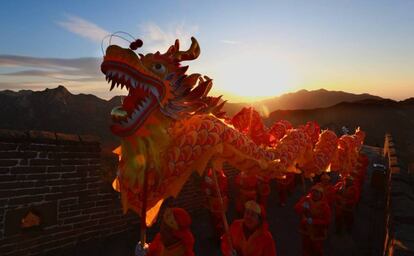 Danza típica en la cima de la Gran Muralla, en la sección de Mutianyu, para festejar el Año nuevo.