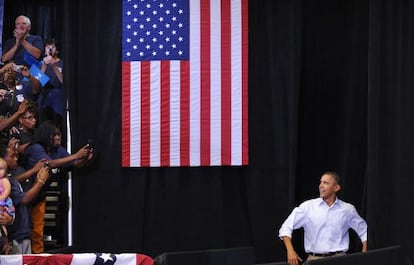Obama saluda al p&uacute;blico a su llegada a un mitin celebrado en Toledo (Ohio)