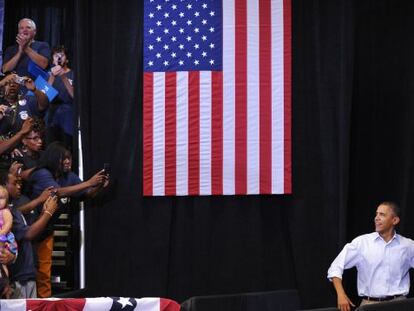 Obama saluda al p&uacute;blico a su llegada a un mitin celebrado en Toledo (Ohio)