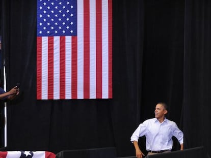 Obama saluda al p&uacute;blico a su llegada a un mitin celebrado en Toledo (Ohio)