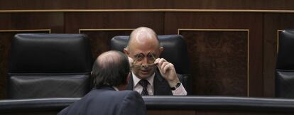 El ministro de Hacienda, Crist&oacute;bal Montoro, asiste el pasado jueves en el Congreso a la convalidaci&oacute;n del decreto sobre proveedores. 