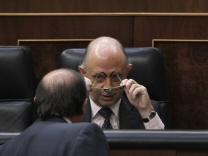 El ministro de Hacienda, Crist&oacute;bal Montoro, asiste el pasado jueves en el Congreso a la convalidaci&oacute;n del decreto sobre proveedores. 