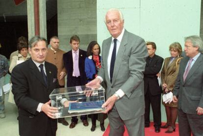 Mariano Camio, a la izquierda, y el modisto Givenchy, en el acto de colocación de la primera piedra del Museo Balenciaga, en marzo de 2001.