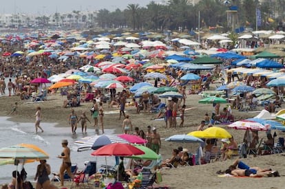 Tourists pack La Carihuela beach in Torremolinos (Málaga).