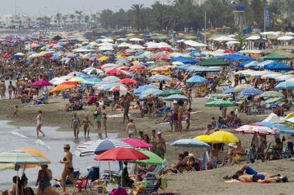 Tourists pack La Carihuela beach in Torremolinos (Málaga).