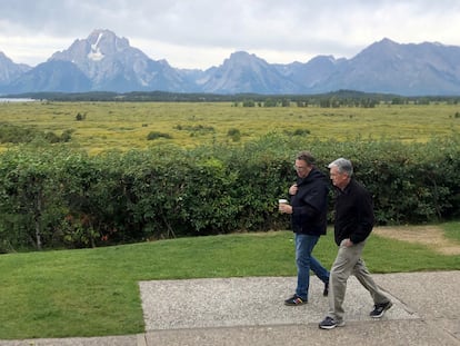 El presidente de la Reserva Federal, Jerome Powell (a la derecha), y el presidente de la Reserva federal de Nueva York, John Williams, en Jackson Hole (Wyoming), en el simposio de 2019.