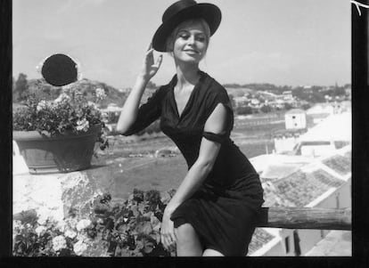 Brigitte Bardot, en La Carihuela de Torremolinos durante un descanso del rodaje de la película 'Los joyeros del claro de luna' en 1957.