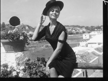Brigitte Bardot, en La Carihuela de Torremolinos durante un descanso del rodaje de la película 'Los joyeros del claro de luna' en 1957.
